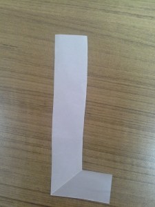 ambil huruf L untuk ditumpuk dengan huruf L lainnya sehingga membentuk huruf i yang tebal dan huruf besar. 