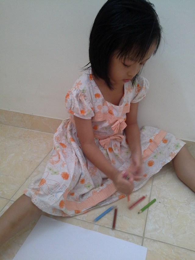 1. AMBIL PENSIL WARNA DALAM GENGGAMAN