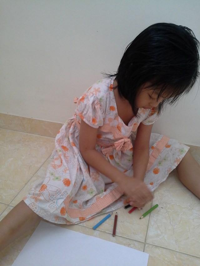 2. TAMBAHKAN PENSIL WARNA DENGAN WARNA-WARNA PELANGI LAINNYA