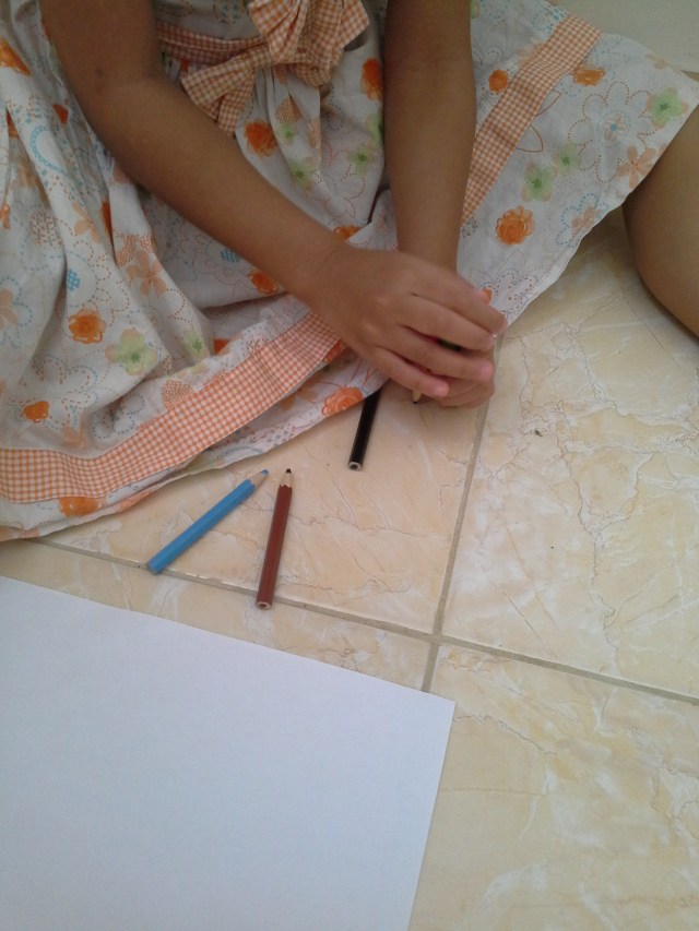 3. RATAKAN DI TANGAN SEHINGGA SEMUA UJUNG PENSIL MENGENAI KERTAS DATAR