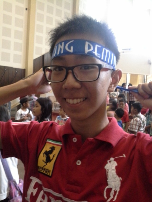 Terlihat Adi, salah satu pembidik sedang memakai ikat kepala, dia masuk dalam kelompok Sang Pemimpin