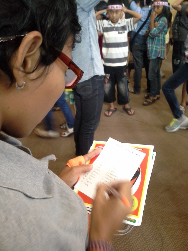 Terlihat salah seorang guru sedang chek nama-anam anggota binaannya