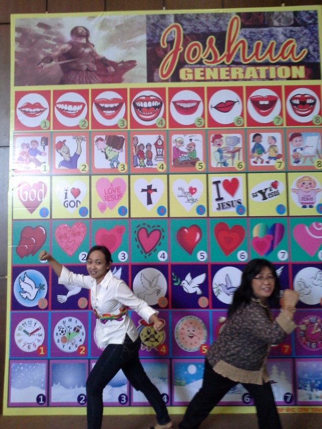 Saya berpose bersama ibu Yosua. Tidak kebetulan saya dipertemukan dengan Ibu Yosua dengan thema Generasi Yosua