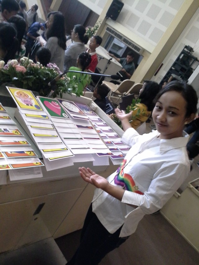 Ibu Yosua membantu saya menata Kartu Pembicara sementara saya mengambil foto property sebelum acara.