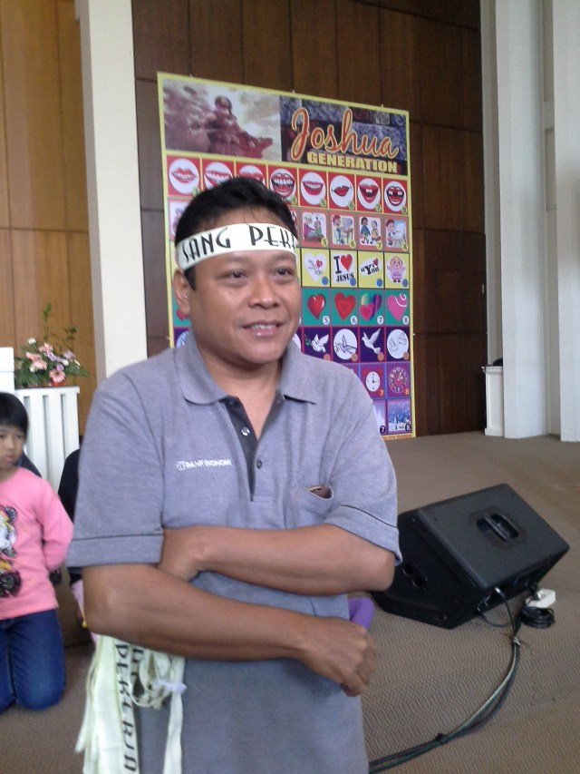 Tampak salah satu guru pembina siap mengarahkan anak-anak dalam kelompoknya