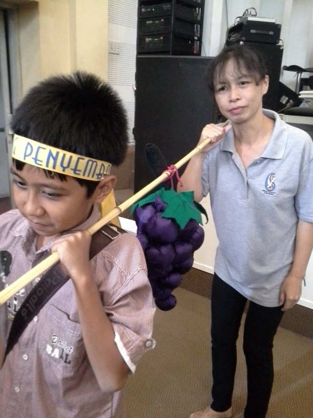 Tampak Ibu Giat yang membuat anggur-angguran berpose bersama anak binaannya di kelompok Penyembah.