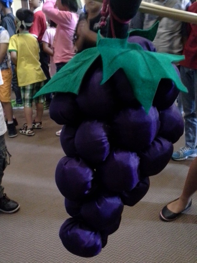 Anggur-angguran tampak dekat, buatan Ibu Giat