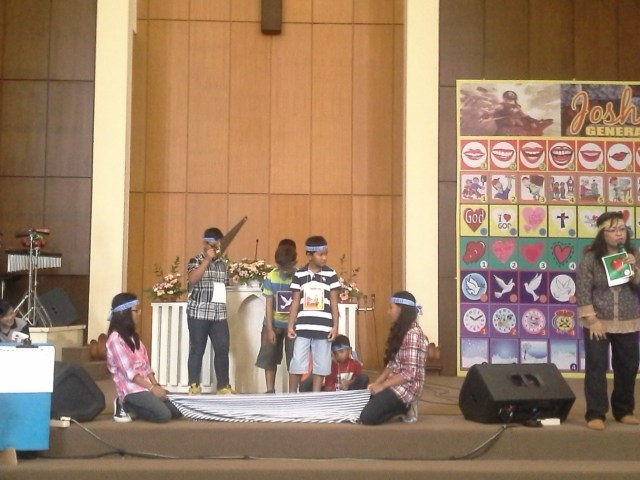 tampak salah satu kelompok sedang ber-diorama