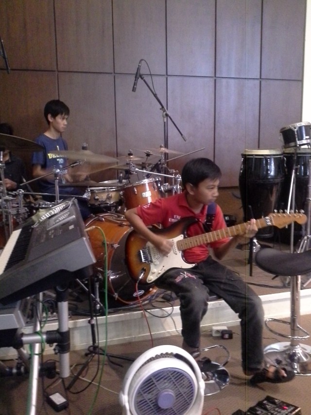 tampak anak remaja juga ikut gabung melayani Tuhan di tim musik