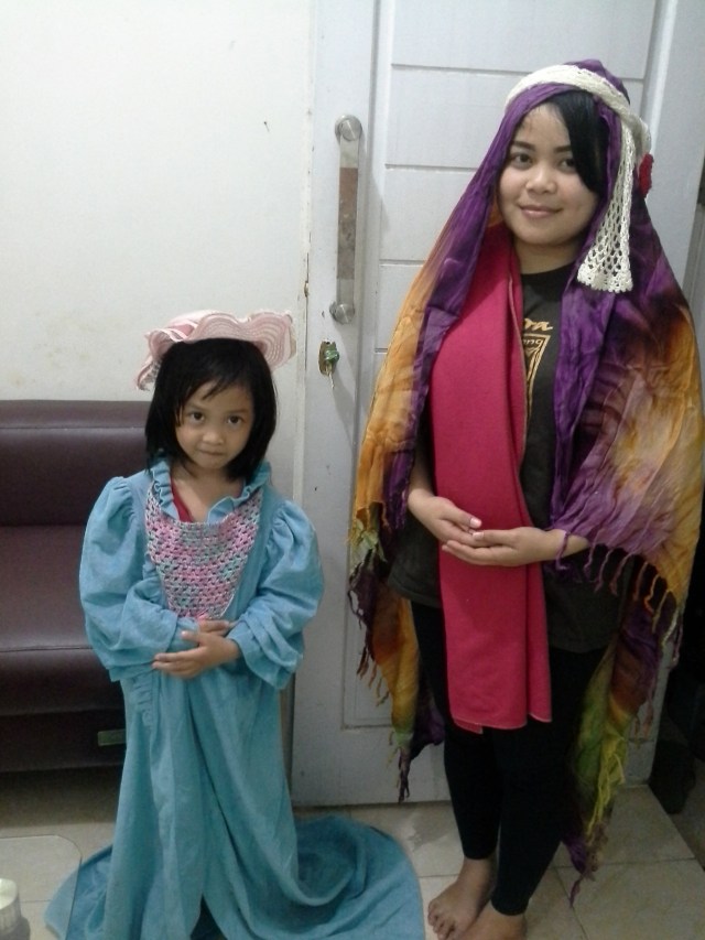 Melody di sebelah kiri, putri saya, menjadi pemilik penginapan. Sdri Chesa, di sebelah kanan menjadi Orang majus