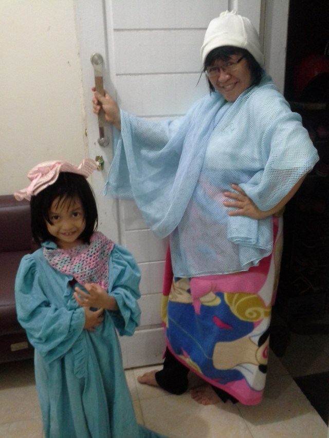 Saya di sebelah kanan, menjadi pemilik penginapan juga