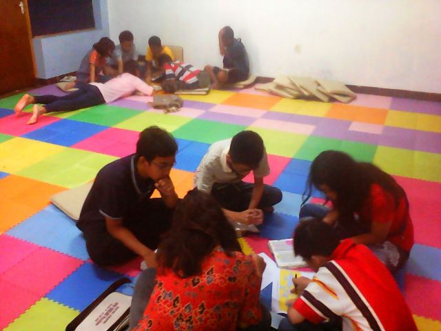 Adik-adik dari PELNAP GPdI Shiloh Parakan sedang mengerjakan teka teki silang